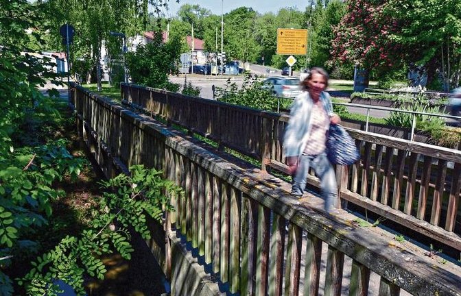 Eine der beiden maroden Holzbrücken über die Metter an der Sersheimer Straße.  Foto: Kalb