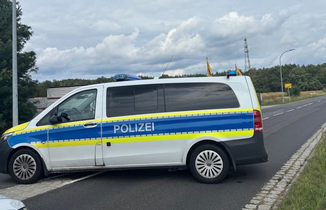 Nach einem Sprengstoffanschlag in der Nähe des Kraftwerks Jänschwalde, wird die Zufahrtsstraße nach Preilack mittlerweile von der Polizei abgesperrt.<span class='image-autor'>Bernd Töpfer</span>