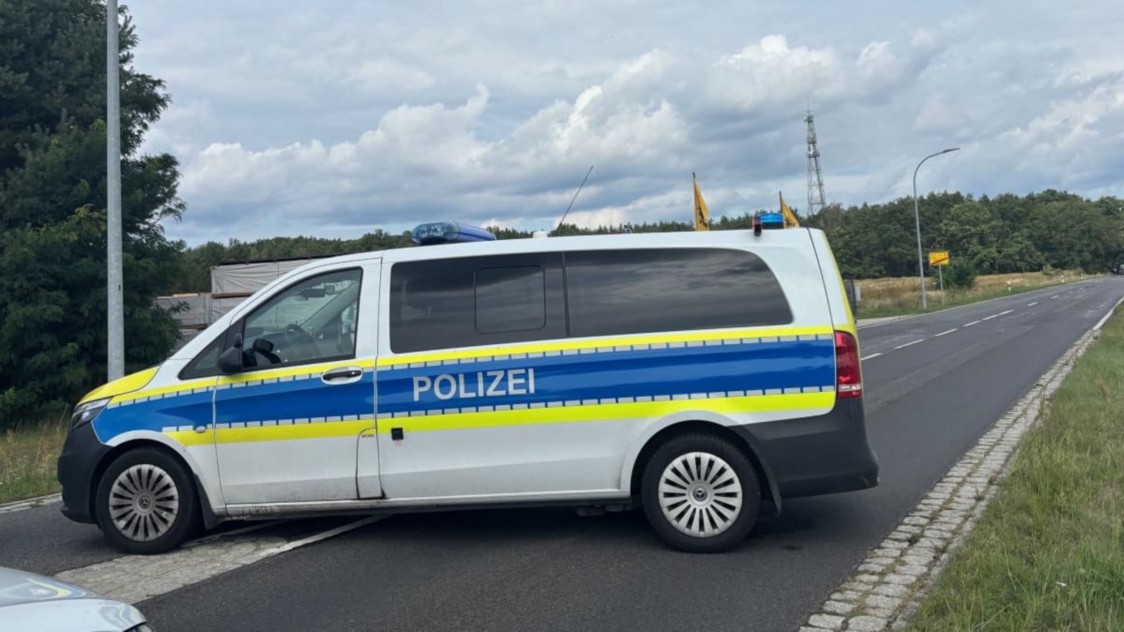 Nach einem Sprengstoffanschlag in der Nähe des Kraftwerks Jänschwalde, wird die Zufahrtsstraße nach Preilack mittlerweile von der Polizei abgesperrt.Bernd Töpfer Nach einem Sprengstoffanschlag in der Nähe des Kraftwerks Jänschwalde, wird die Zufahrtsstraße nach Preilack mittlerweile von der Polizei abgesperrt.Bernd Töpfer