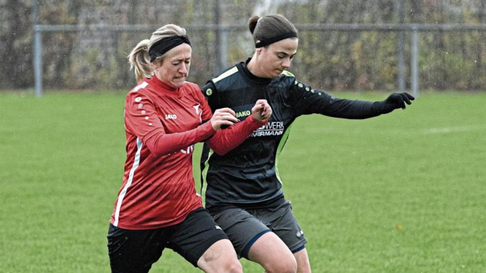 Die Horrheimerin Nadine Pfaffeneder (links) versucht sich im Zweikampf gegen Selina Gillé (rechts) zu behaupten. Foto: Leitner Die Horrheimerin Nadine Pfaffeneder (links) versucht sich im Zweikampf gegen Selina Gillé (rechts) zu behaupten. Foto: Leitner