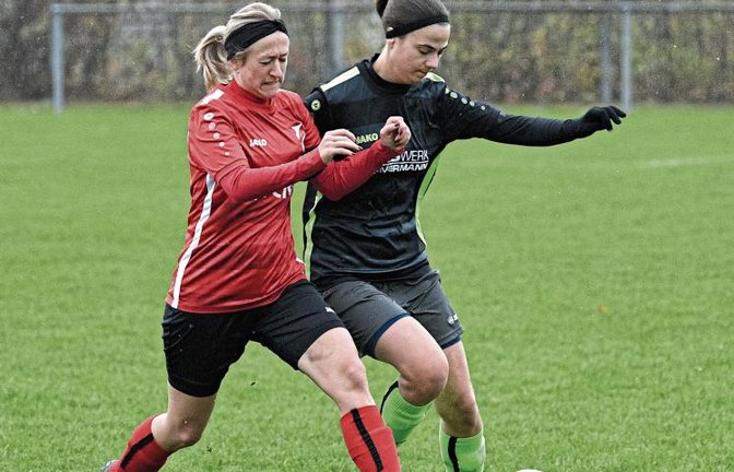 Die Horrheimerin Nadine Pfaffeneder (links) versucht sich im Zweikampf gegen Selina Gillé (rechts) zu behaupten. Foto: Leitner