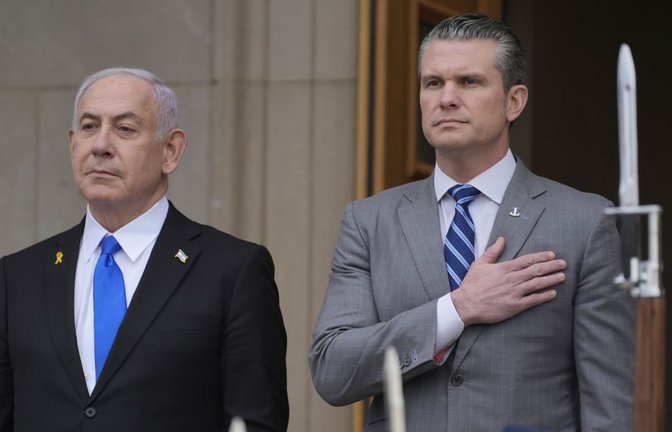 US-Verteidigungsminister Pete Hegseth (r) mit Israels Ministerpräsidenten Benjamin Netanjahu bei einem früheren Treffen. (Archivbild)<span class='image-autor'>Manuel Balce Ceneta/AP/dpa</span>