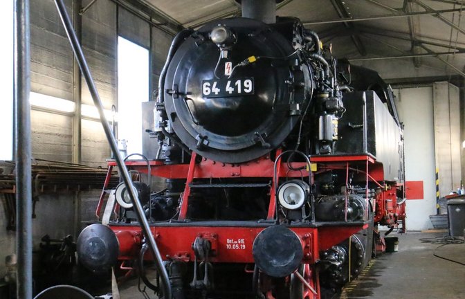 Da steht sie, die Dampflok 64 419, sie ist noch zweimal (6. Januar und 9. April) als Feuriger Elias im Einsatz.  <span class='image-autor'>Fotos: Rücker</span>