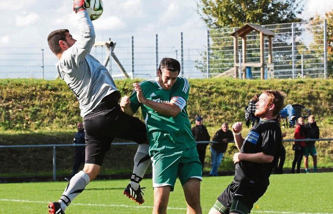 VfL-Torwart Panagiotis Vlachos fischt den Ball aus der Luft, der Iptinger Kapitän Benjamin Rapp hat das Nachsehen. Foto: Küppers