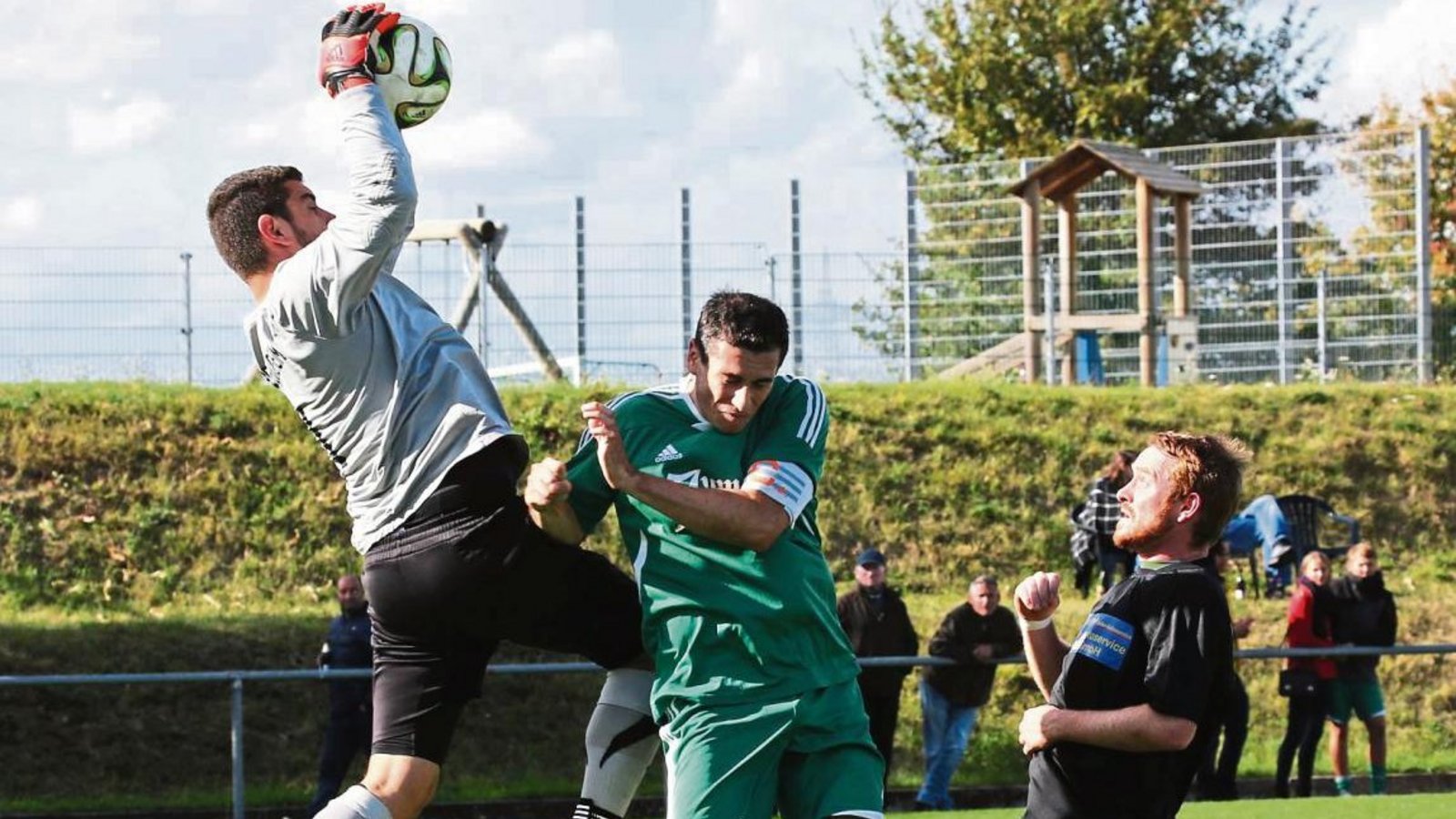 VfL-Torwart Panagiotis Vlachos fischt den Ball aus der Luft, der Iptinger Kapitän Benjamin Rapp hat das Nachsehen. Foto: Küppers VfL-Torwart Panagiotis Vlachos fischt den Ball aus der Luft, der Iptinger Kapitän Benjamin Rapp hat das Nachsehen. Foto: Küppers