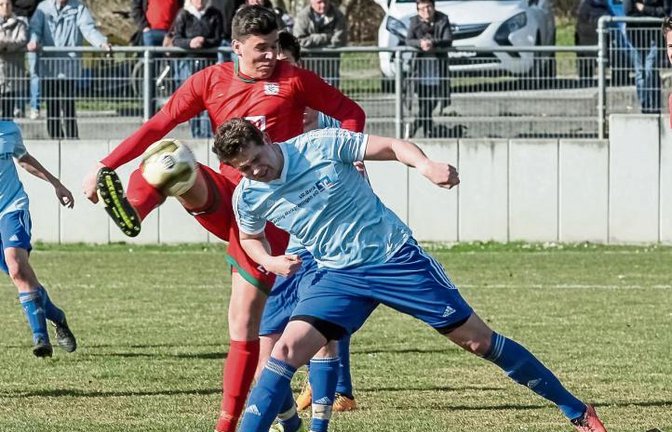 In einer umkämpften Partie im Hardtwäldtle setzte sich der TSV Nussdorf mit Samuel Grözinger (links) gegen Timo Weidmann und die SGM Riexingen II mit 4:2 durch. Foto: Simecek