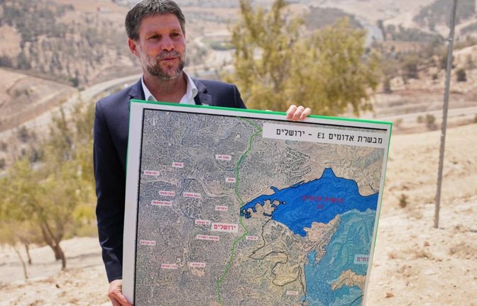 Der israelische Finanzminister Bezalel Smotrich mit einer Karte, auf der das Siedlungsprojekt E1 dargestellt ist. Ein Großprojekt von Wohnungsbauten für israelische Siedler im palästinensischen Ostjerusalem hat Kritik von Bürgerrechtsaktivisten nach sich gezogen (Archivfoto).<span class='image-autor'>Ohad Zwigenberg/AP/dpa/Archivbild</span>