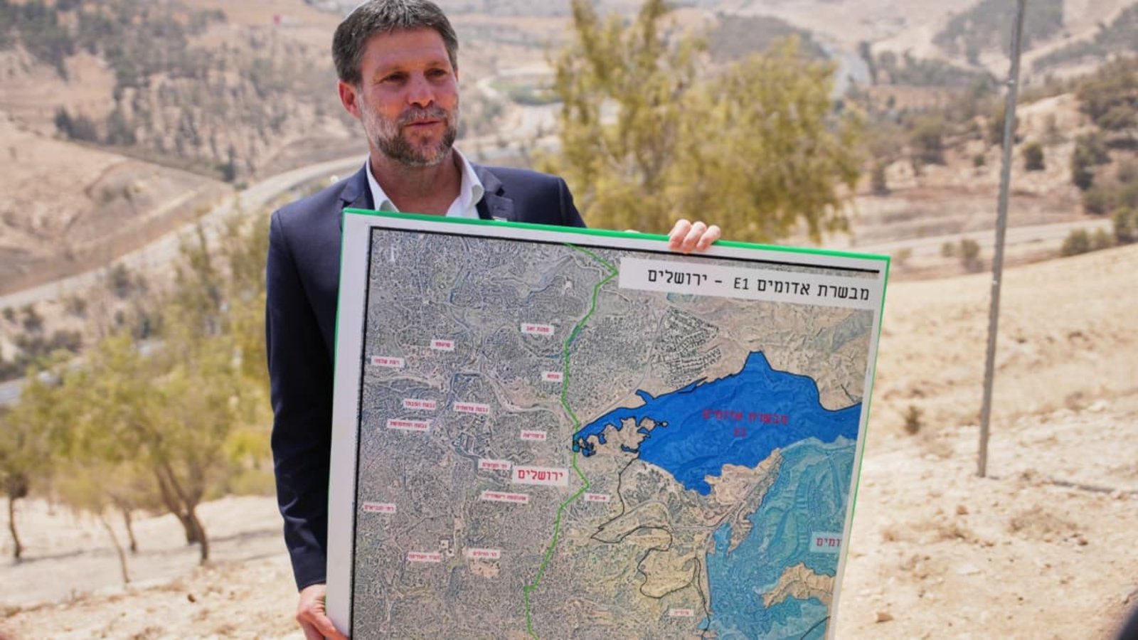 Der israelische Finanzminister Bezalel Smotrich mit einer Karte, auf der das Siedlungsprojekt E1 dargestellt ist. Ein Großprojekt von Wohnungsbauten für israelische Siedler im palästinensischen Ostjerusalem hat Kritik von Bürgerrechtsaktivisten nach sich gezogen (Archivfoto).Ohad Zwigenberg/AP/dpa/Archivbild
