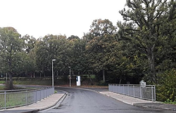 Die neue Brücke in der Sonnenbergstraße in Aurich ist freigegeben. Es wird auf der Brücke keine Tonnagebeschränkung geben, sagt Vaihingens Pressesprecherin Martina Fischer. Man gehe davon aus, dass die Streckenführung so unattraktiv ist, dass der Schwerla