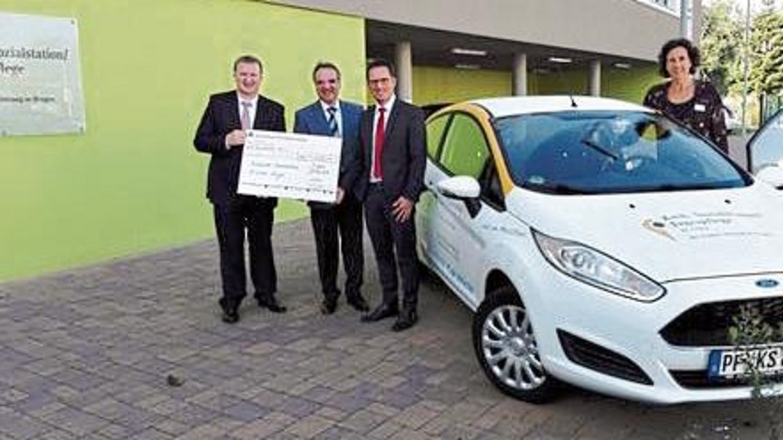 Bei der symbolischen Spendenübergabe ist das neue Auto schon vor Ort.  Foto: p