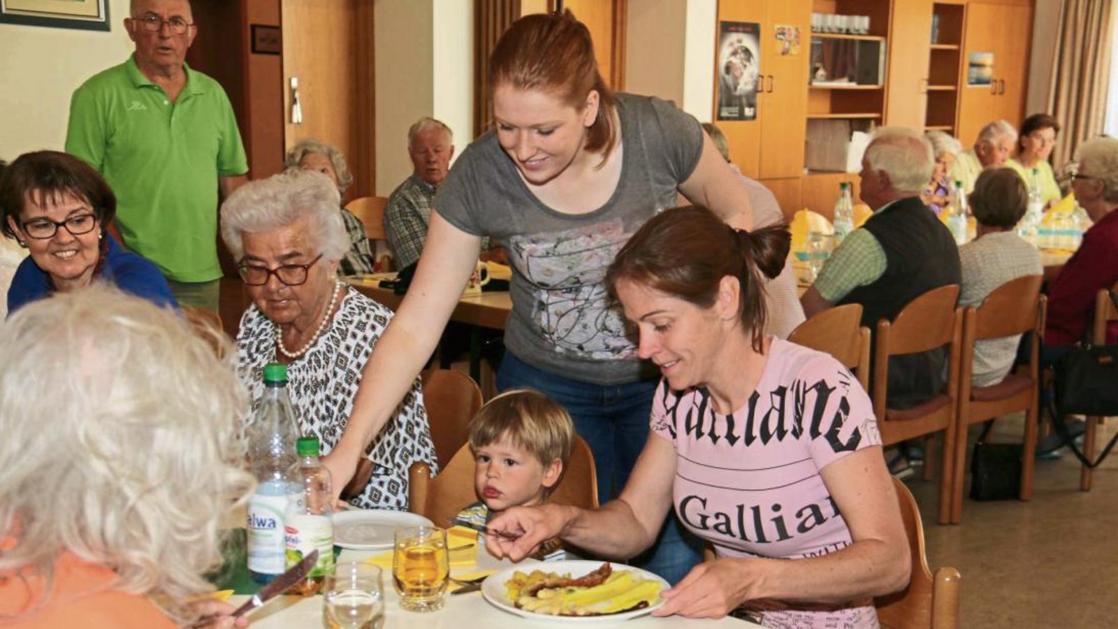 Pero Nitsche ist mit seiner Mama Anke beim Hochdorfer Mittagstisch zu Gast und bekommt extra ein kleines Tellerchen. Fotos: Rücker Pero Nitsche ist mit seiner Mama Anke beim Hochdorfer Mittagstisch zu Gast und bekommt extra ein kleines Tellerchen. Fotos: Rücker