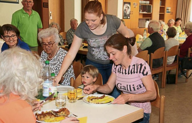 Pero Nitsche ist mit seiner Mama Anke beim Hochdorfer Mittagstisch zu Gast und bekommt extra ein kleines Tellerchen.  Fotos: Rücker