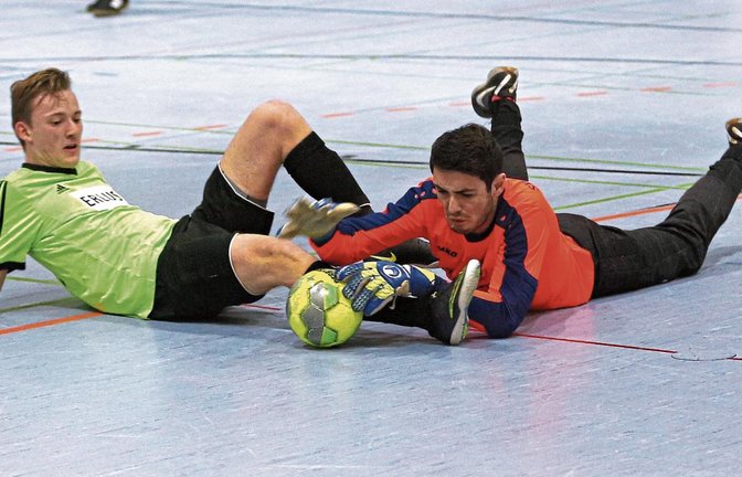 Hier ist Neuhausens Torwart schneller am Ball als Iptingens Bastian Werthwein. Doch es reicht für den SVI zum Weiterkommen, und Werthwein schießt sein Tor im Spiel um Platz drei.   Fotos: Küppers