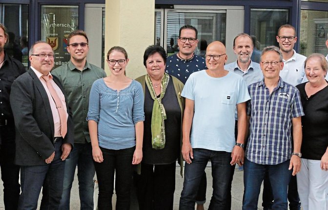 Der neu gewählte Sersheim Gemeinderat vor dem Rathaus. Fotos: Bögel