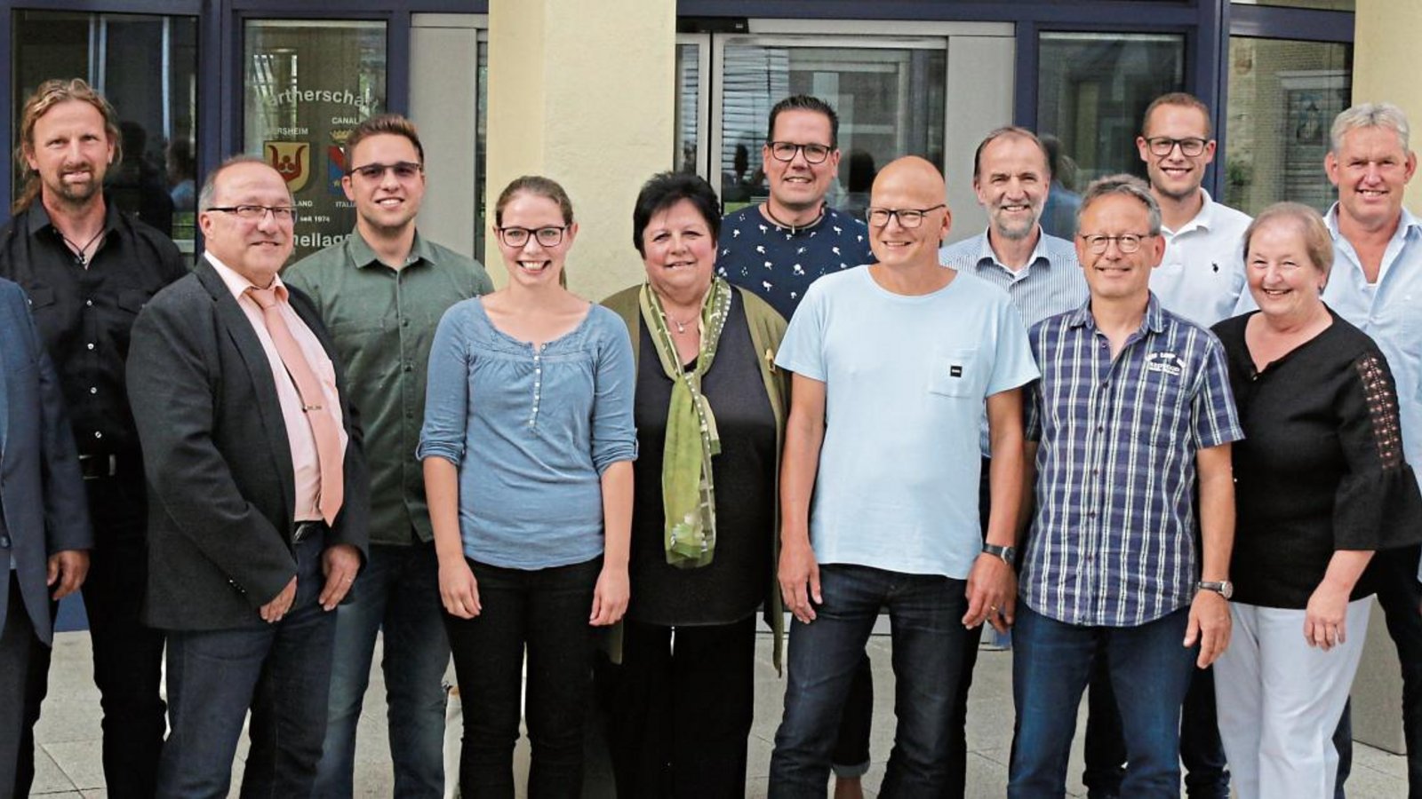 Der neu gewählte Sersheim Gemeinderat vor dem Rathaus. Fotos: Bögel