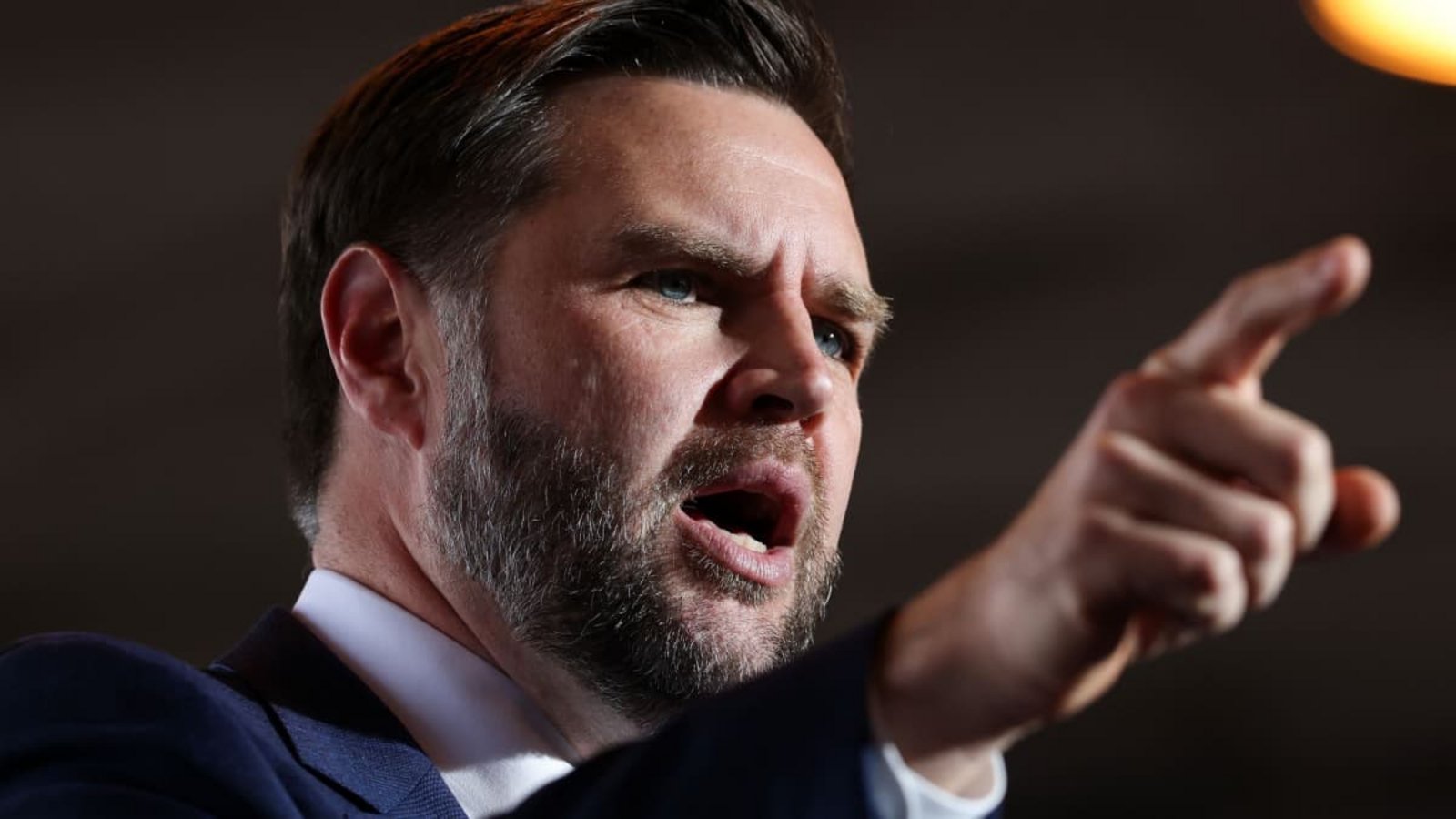 US-Vizepräsident JD Vance hält eine Rede bei einer Kundgebung auf dem Allen County Regional Airport..Samuel Corum/Pool Getty Images North America/AP/dpa