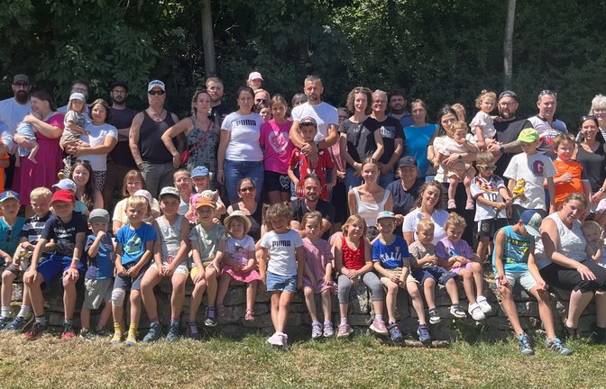 Gemeinsam wandern, spielen und Zeit verbringen: Die Sommerwanderung des Kindergartens Steine kommt bei den Familien gut an.  <span class='image-autor'>Foto: p</span>