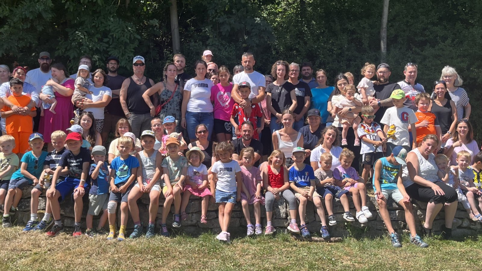 Gemeinsam wandern, spielen und Zeit verbringen: Die Sommerwanderung des Kindergartens Steine kommt bei den Familien gut an.  Foto: p