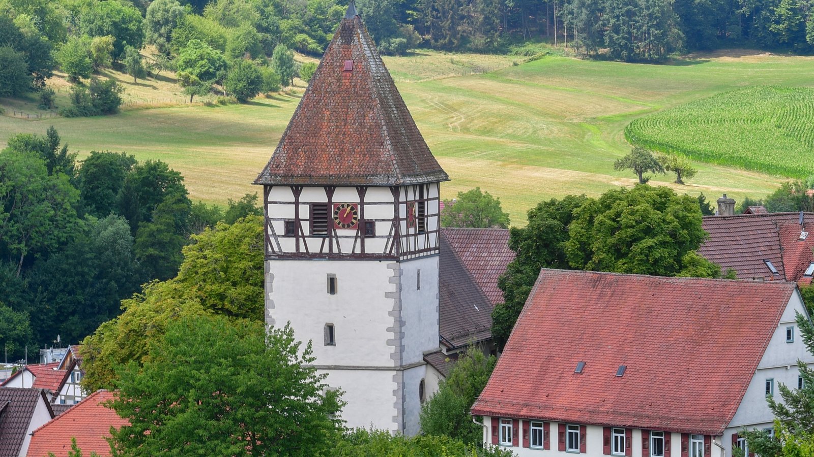 Der Kirchturm in Häfnerhaslach.  Foto: Kalb