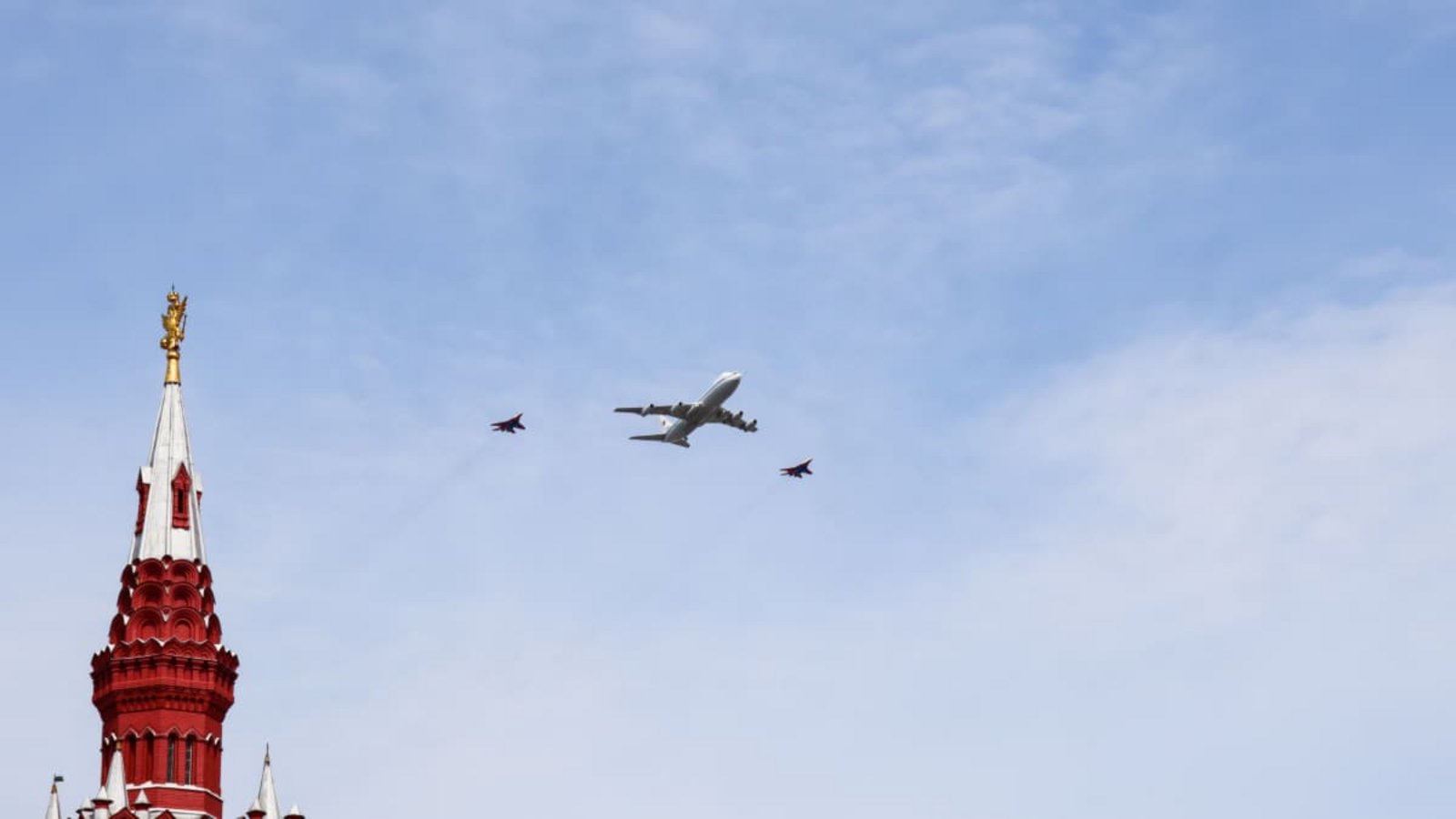 Auf dem Foto von Mai 2022 ist noch der Vorläufer der Tu-214PU, die Il-80 über dem Roten Platz über Moskau zu sehen. Das neue Modell wurde 2024 an die Luftwaffe übergeben.Imago/Pond5 Images