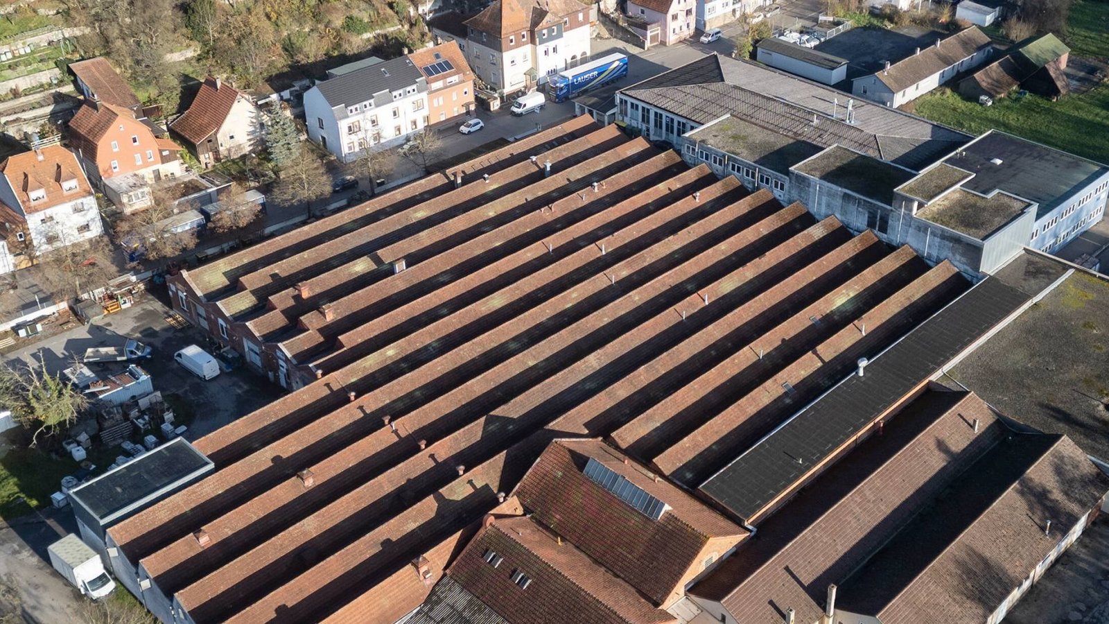 Auf dem ehemaligen Webereigelände in Lomersheim sollen Dienstleistungs- und Lagerflächen entstehen. Foto: Henkel Auf dem ehemaligen Webereigelände in Lomersheim sollen Dienstleistungs- und Lagerflächen entstehen. Foto: Henkel