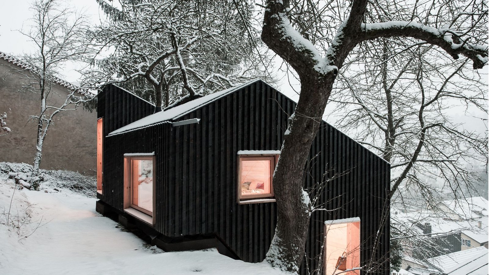 Unter den  18 gewürdigten Projekten findet sich auch dieses Tiny House – ein mit regionalen Materialien gebautes, aus einem Raum bestehendes „Kleinhaus“ von Clemens Hoyer, Sophie Kotter.Foto: Milan Loebner