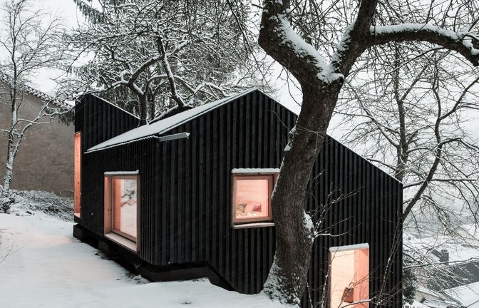 Unter den  18 gewürdigten Projekten findet sich auch dieses Tiny House – ein mit regionalen Materialien gebautes, aus einem Raum bestehendes „Kleinhaus“ von Clemens Hoyer, Sophie Kotter.<span class='image-autor'>Foto: Milan Loebner</span>