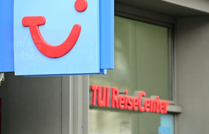 Der Logo des Reiseveranstalters TUI in der Potsdamer Innenstadt.<span class='image-autor'>Foto: Soeren Stache/dpa-Zentralbild/dpa</span>