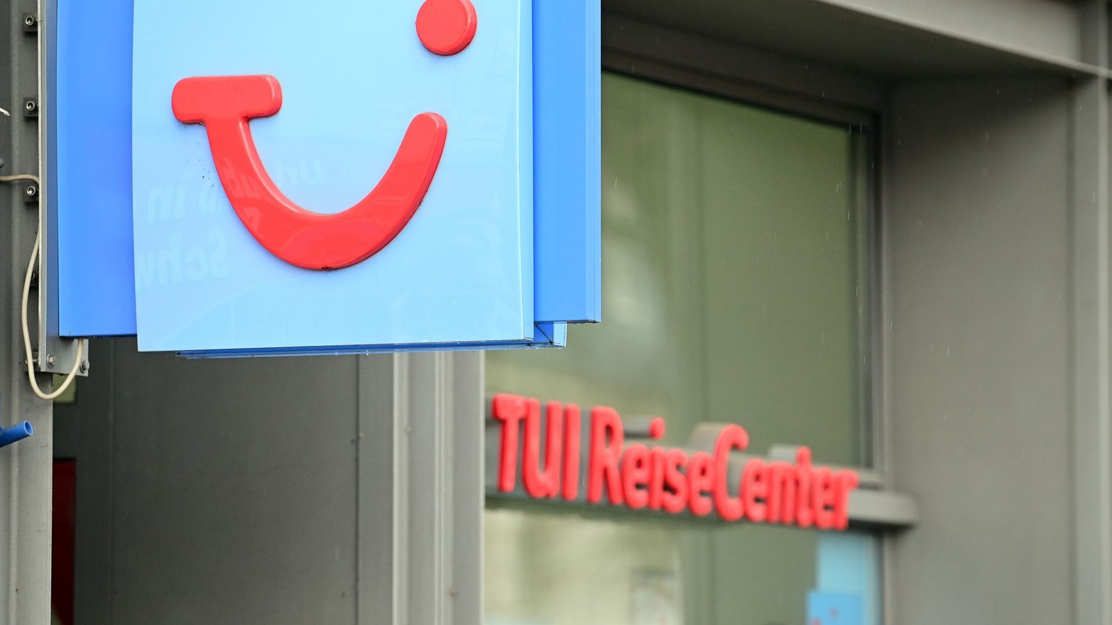 Der Logo des Reiseveranstalters TUI in der Potsdamer Innenstadt.Foto: Soeren Stache/dpa-Zentralbild/dpa