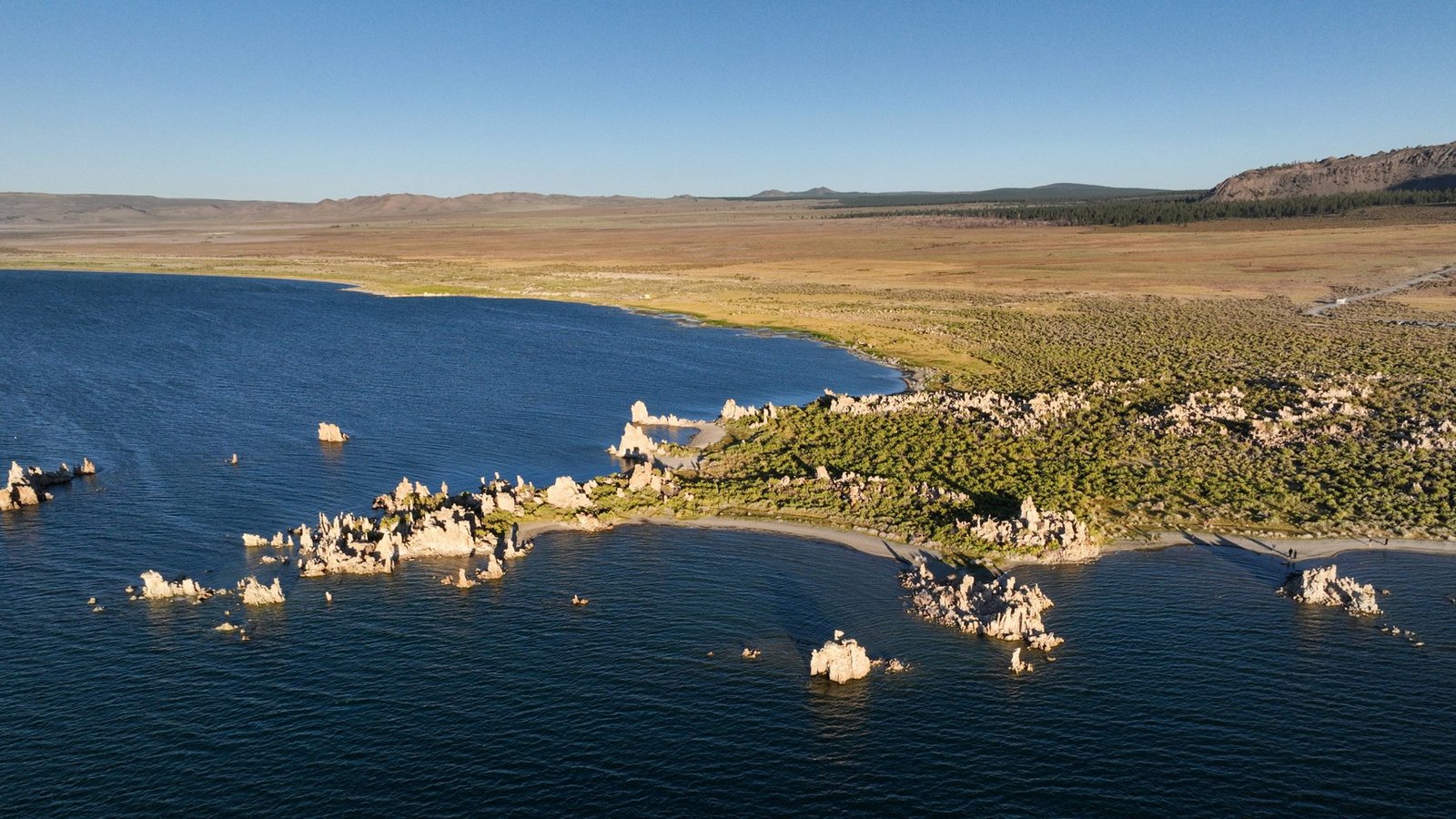Der Mono Lake ist ein Natronsee; er ist also sowohl besonders alkalisch als auch besonders salzhaltig. Er liegt in Mono County im zentral-östlichen Teil von Kalifornien, in einem abflusslosen Becken am Westrand des Großen Beckens unter der Ostflanke der Sierra Nevada.Foto: Imago/Anadolu Agency Der Mono Lake ist ein Natronsee; er ist also sowohl besonders alkalisch als auch besonders salzhaltig. Er liegt in Mono County im zentral-östlichen Teil von Kalifornien, in einem abflusslosen Becken am Westrand des Großen Beckens unter der Ostflanke der Sierra Nevada.Foto: Imago/Anadolu Agency