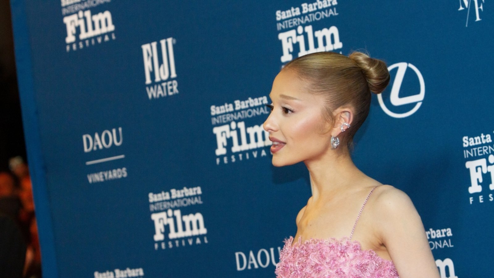 In letzter Zeit widmete sich Ariana Grande auch wieder der Schauspielerei, beispielsweise für den Musicalfilm "Wicked".Foto: CarlaVanWagoner/ Shutterstock In letzter Zeit widmete sich Ariana Grande auch wieder der Schauspielerei, beispielsweise für den Musicalfilm "Wicked".Foto: CarlaVanWagoner/ Shutterstock
