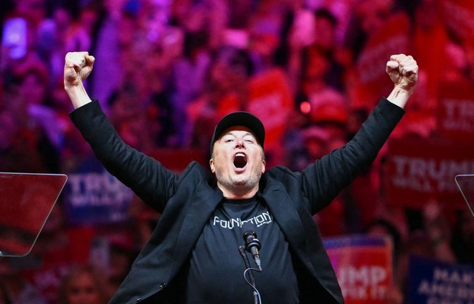 Tesla-Gründer Elon Musk als Einpeitscher auf einer Wahlveranstaltung von Donald Trump.<span class='image-autor'>Foto: AFP/Angela Weiss</span>