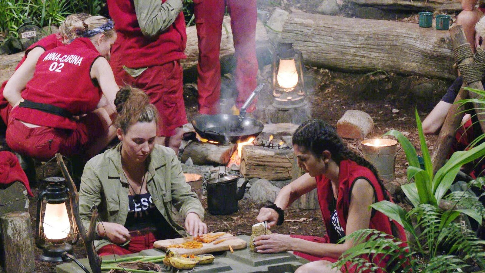 Alessia (links) und Yeliz wollen das Essen zubereiten.Foto: RTL/Folge 18_007 Alessia (links) und Yeliz wollen das Essen zubereiten.Foto: RTL/Folge 18_007