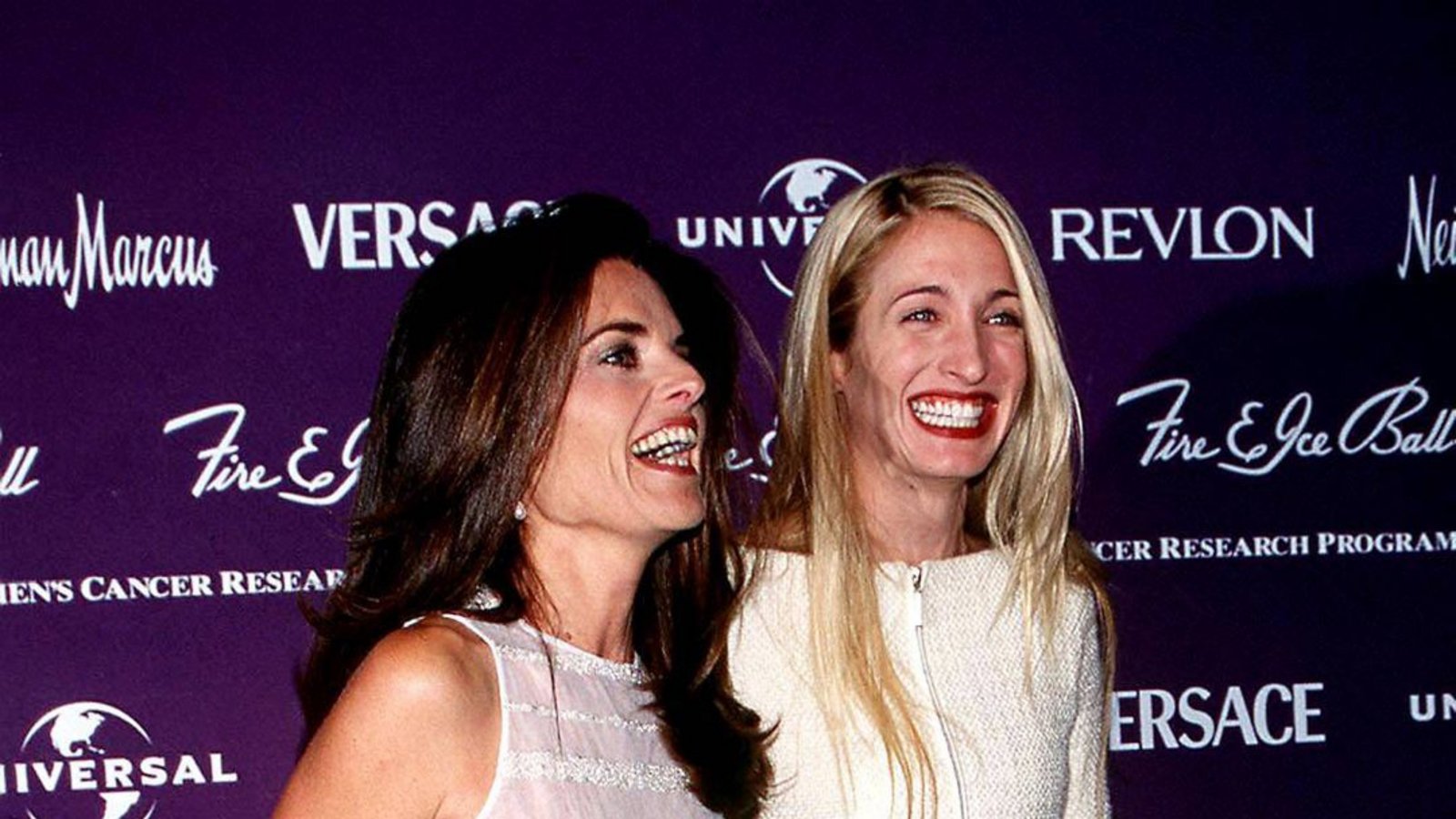 Elegant in Creme und Bouclé: Carolyn Bessette-Kennedy (links) mit der Cousine ihres Mannes, Maria Shriver, die damals noch mit Arnold Schwarzenegger verheiratet war. Das maximal simple Abendkleid ist von Versace.Foto: imago/ZUMA Press Elegant in Creme und Bouclé: Carolyn Bessette-Kennedy (links) mit der Cousine ihres Mannes, Maria Shriver, die damals noch mit Arnold Schwarzenegger verheiratet war. Das maximal simple Abendkleid ist von Versace.Foto: imago/ZUMA Press