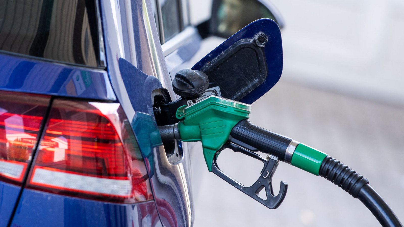 Ökonom Brzeski erwartet keine schnelle Rückkehr zu den Spritpreisen vor dem Iran-Krieg. (Symbolbild)Foto: Jens Büttner/dpa-Zentralbild/dpa