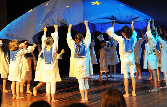 Alle zusammen? Waldorf-Schüler führen ein  Eurythmie-Tanzprojekt auf.<span class='image-autor'>Foto: imago/Funke Foto Services</span>