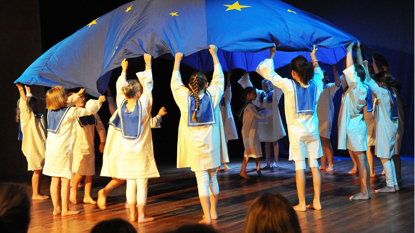 Alle zusammen? Waldorf-Schüler führen ein Eurythmie-Tanzprojekt auf.Foto: imago/Funke Foto Services Alle zusammen? Waldorf-Schüler führen ein Eurythmie-Tanzprojekt auf.Foto: imago/Funke Foto Services
