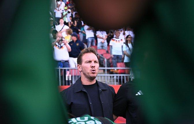 Julian Nagelsmann mag die Situation bei der Nationalhymne mit den Fotografen vor ihm nicht.<span class='image-autor'>Foto: Tom Weller/dpa</span>