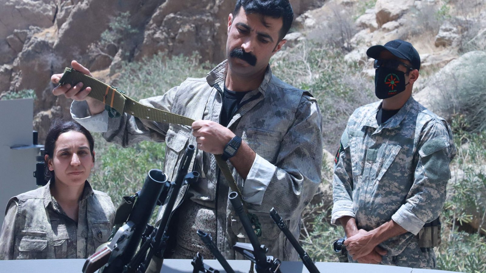 Kämpfer der PKK legten ihre Waffen in eine Feuerschale. Diese wurden anschließend mit einem brennendem Scheit in Brand gesteckt.Foto: AFP/Shwan Mohammed Kämpfer der PKK legten ihre Waffen in eine Feuerschale. Diese wurden anschließend mit einem brennendem Scheit in Brand gesteckt.Foto: AFP/Shwan Mohammed
