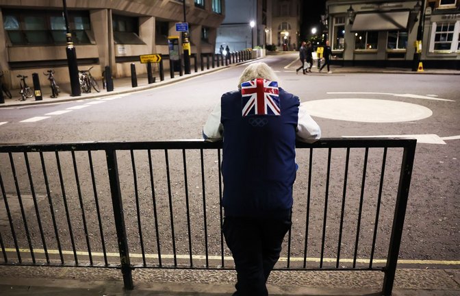 Ein Mann wartet vor der U-Bahnstation St. James’s Park in London, nachdem er den Trauerzug für Queen Elizabeth II. verfolgt hat.<span class='image-autor'>Foto: Christian Charisius/dpa</span>