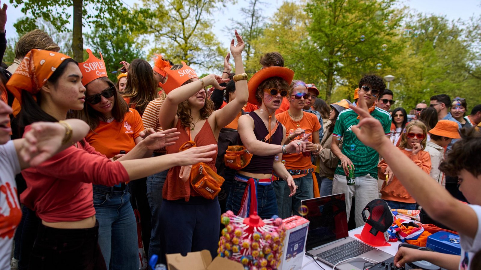 Orange gekleidete Feiernde tanzen zur Musik eines jungen DJs, während sie am Königstag den 59. Geburtstag des niederländischen Königs Willem-Alexander feiern.Foto: picture alliance/dpa/AP | Peter Dejong Orange gekleidete Feiernde tanzen zur Musik eines jungen DJs, während sie am Königstag den 59. Geburtstag des niederländischen Königs Willem-Alexander feiern.Foto: picture alliance/dpa/AP | Peter Dejong