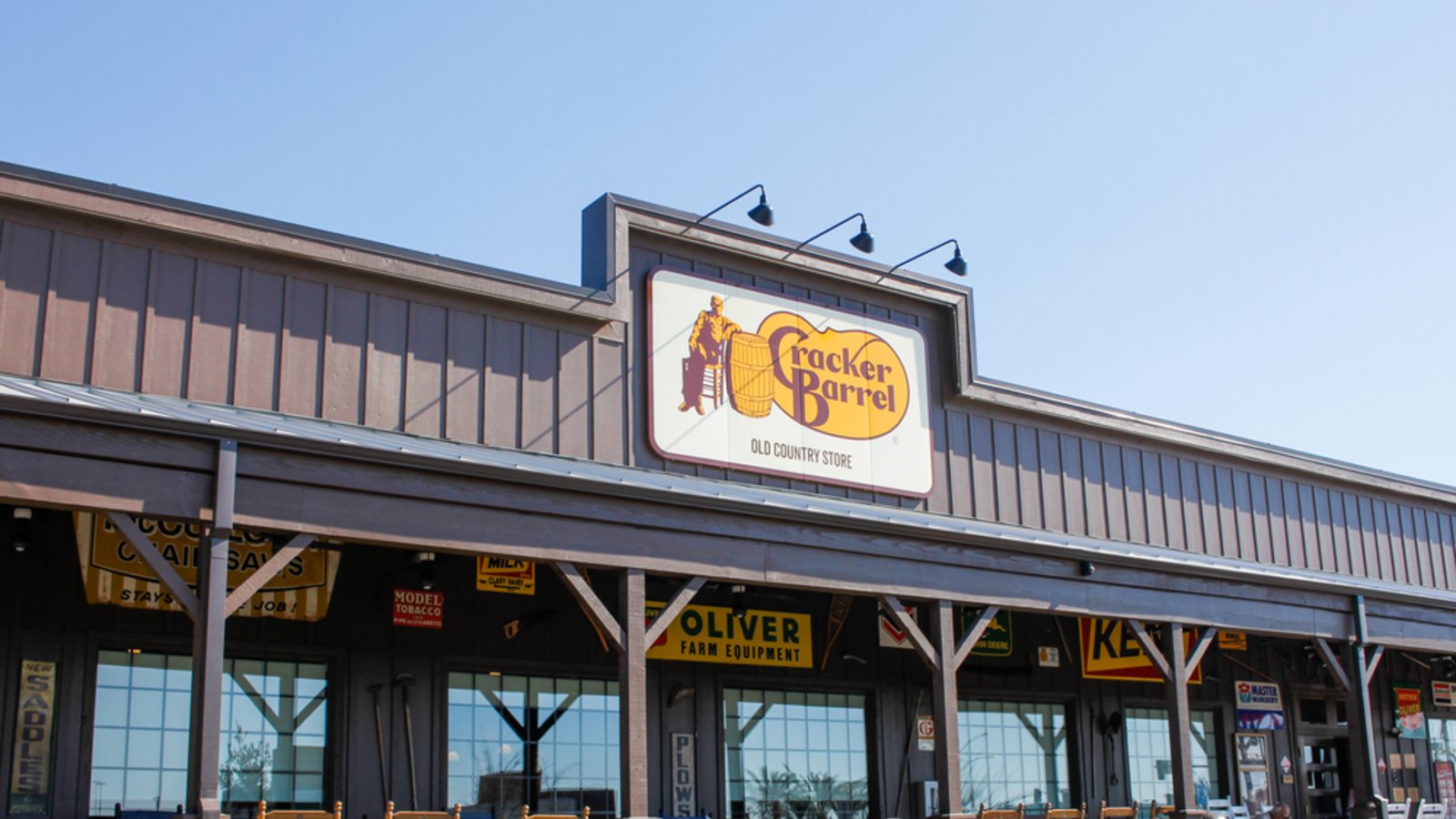 Die US-amerikanische Restaurant- und Einzelhandelskette Cracker Barrel hat ihr Logo geändert. Hier ist noch das alte Design zu sehen.Foto: The Image Party/ Shutterstock Die US-amerikanische Restaurant- und Einzelhandelskette Cracker Barrel hat ihr Logo geändert. Hier ist noch das alte Design zu sehen.Foto: The Image Party/ Shutterstock