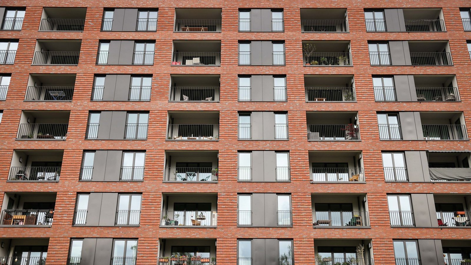 Bis zu tennisballgroße Steine „regnete“ es von einem Friedrichshafener Balkon. (Symbolbild)Foto: dpa/Christian Charisius Bis zu tennisballgroße Steine „regnete“ es von einem Friedrichshafener Balkon. (Symbolbild)Foto: dpa/Christian Charisius