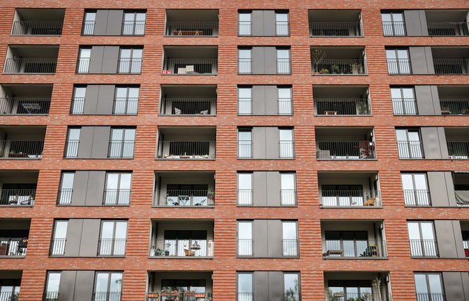 Bis zu tennisballgroße Steine „regnete“ es von einem Friedrichshafener Balkon.  (Symbolbild)<span class='image-autor'>Foto: dpa/Christian Charisius</span>