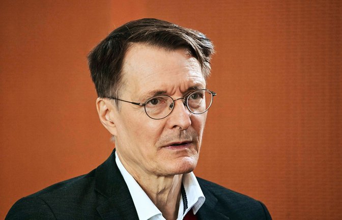 Gesundheitsminister Karl Lauterbach (SPD) nimmt, nach eigener Aussage, die Sicherheitsbedenken zur elektronischen Patientenakte ernst. (Archivbild)<span class='image-autor'>Foto: AFP/TOBIAS SCHWARZ</span>