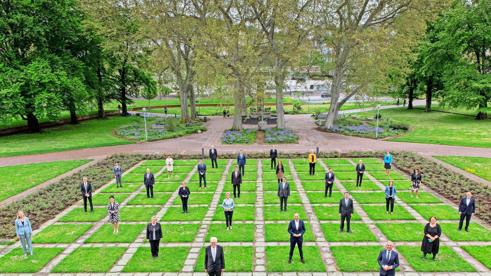 Start in der Pandemie: Im Gruppenbild mit Abstandsgebot startete die grün-schwarze Landesregierung im Jahr 2021.Foto: Staatsministerium Baden-Württemberg / fotografie@uliregenscheit Start in der Pandemie: Im Gruppenbild mit Abstandsgebot startete die grün-schwarze Landesregierung im Jahr 2021.Foto: Staatsministerium Baden-Württemberg / fotografie@uliregenscheit
