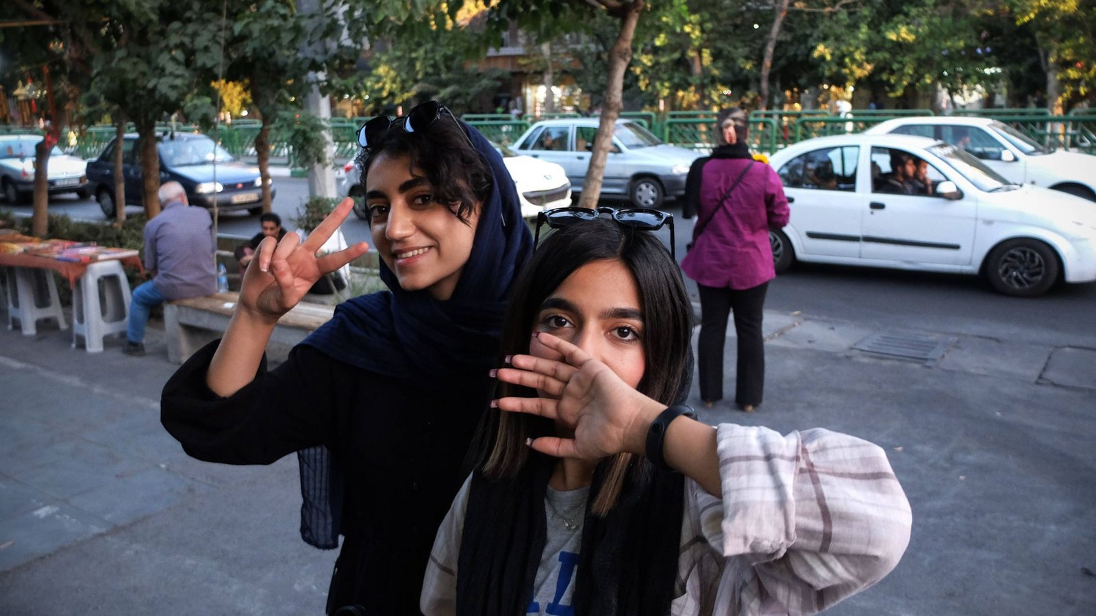Sich im Iran ohne Kopftuch zu zeigen, kostet Mut, dennoch wagen es erstaunlich viele Frauen.Foto: IMAG//Rouzbeh Fouladi Sich im Iran ohne Kopftuch zu zeigen, kostet Mut, dennoch wagen es erstaunlich viele Frauen.Foto: IMAG//Rouzbeh Fouladi