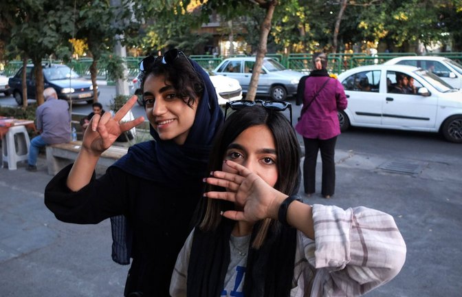 Sich im Iran ohne Kopftuch zu zeigen, kostet Mut, dennoch wagen es erstaunlich viele Frauen.<span class='image-autor'>Foto: IMAG//Rouzbeh Fouladi</span>