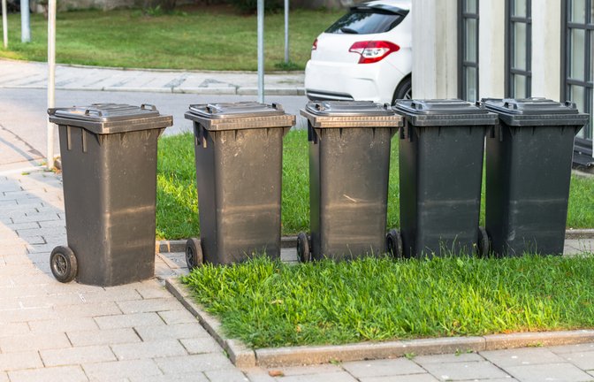Ab 2025 darf Kleidung nicht mehr in die Restmülltonne.<span class='image-autor'>Foto: StGrafix / shutterstock.com</span>
