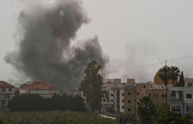 Rauch steigt nach einem israelischen Luftangriff auf. Im Libanon gab es fünf weitere Tote (Archivfoto).<span class='image-autor'>Foto: Mohammed Zaatari/AP/dpa/Mohammed Zaatari</span>